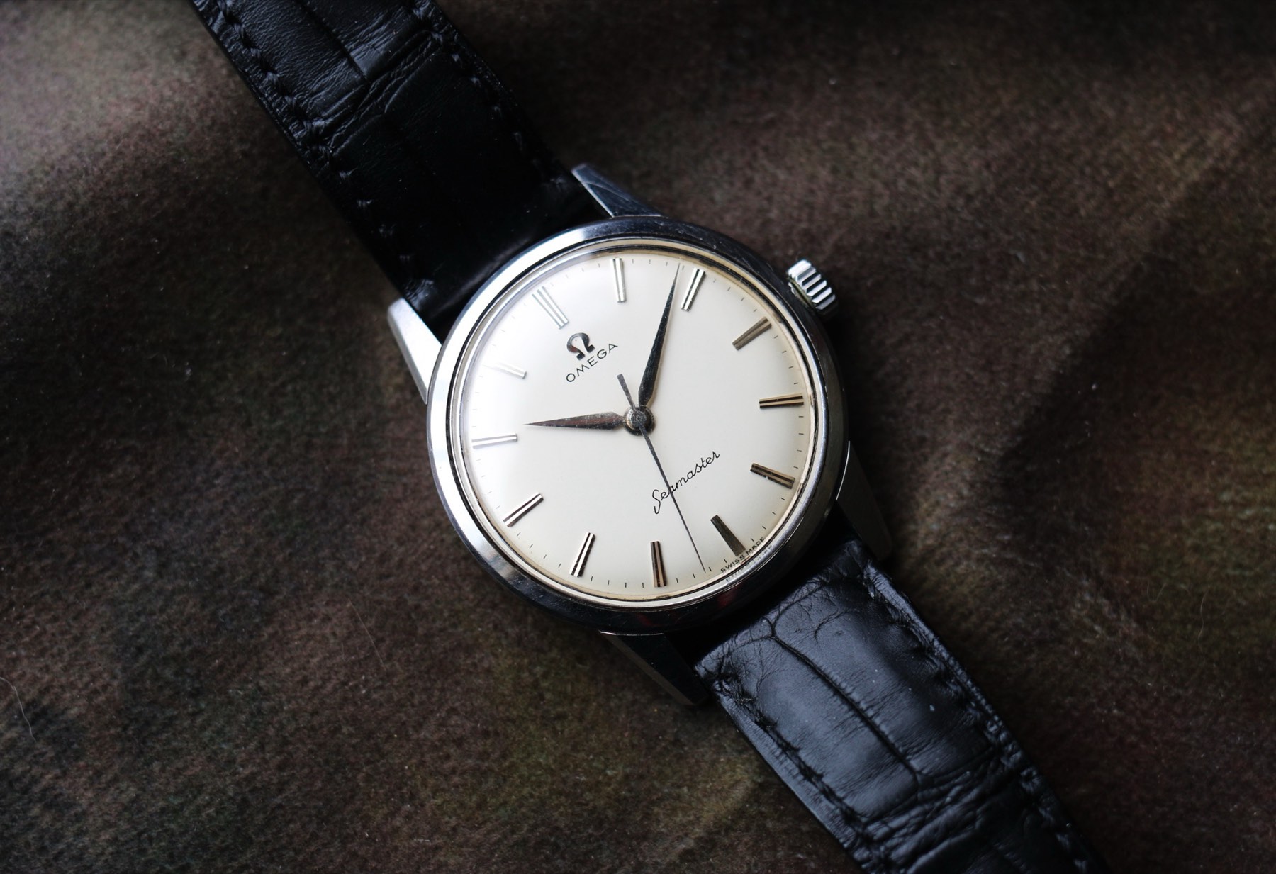 Omega Seamaster dial and case shown as the main record image