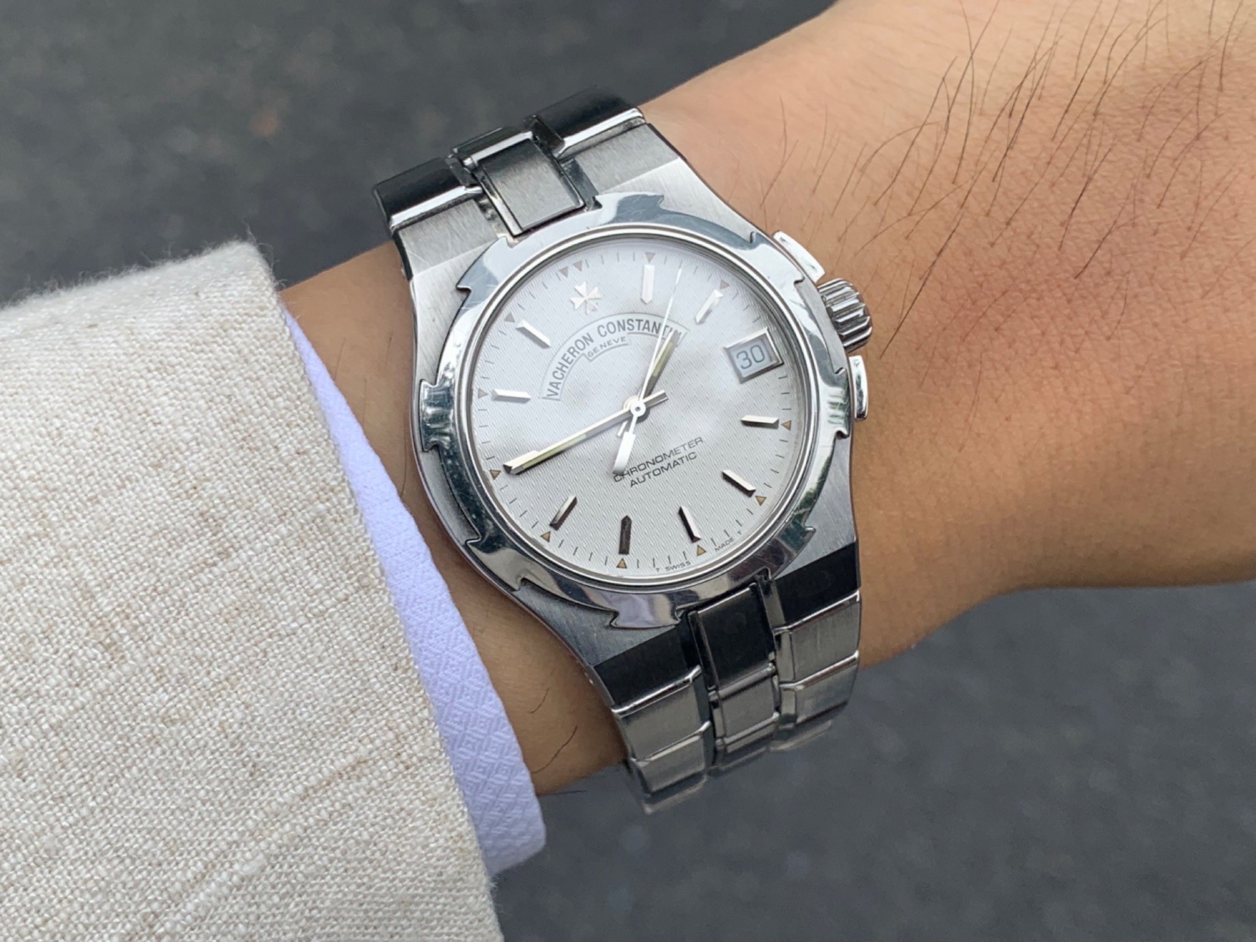 Vacheron Constantin Overseas 42050 worn on the wrist in regular light