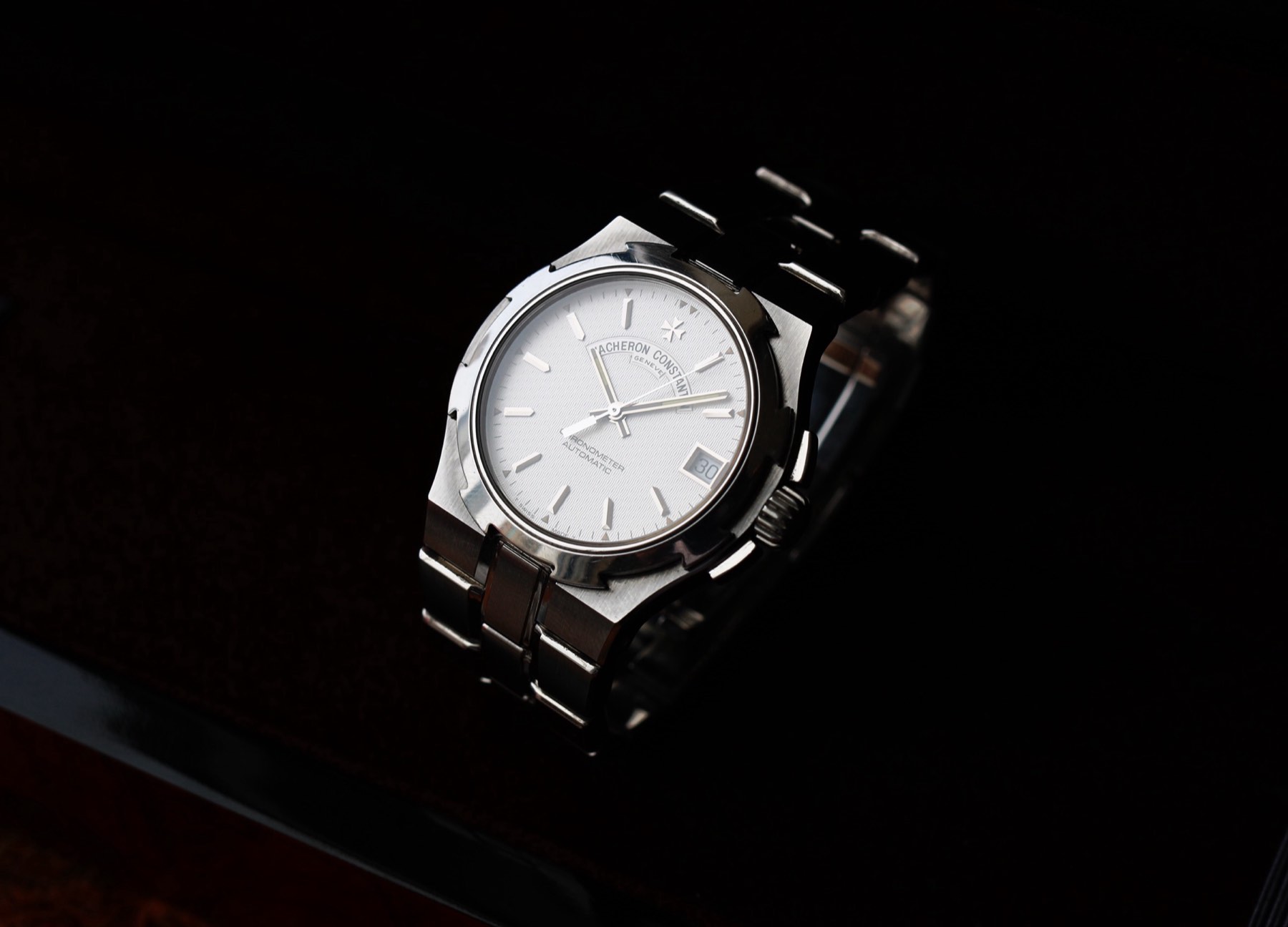 Date aperture and applied markers on the white Overseas 42050 dial