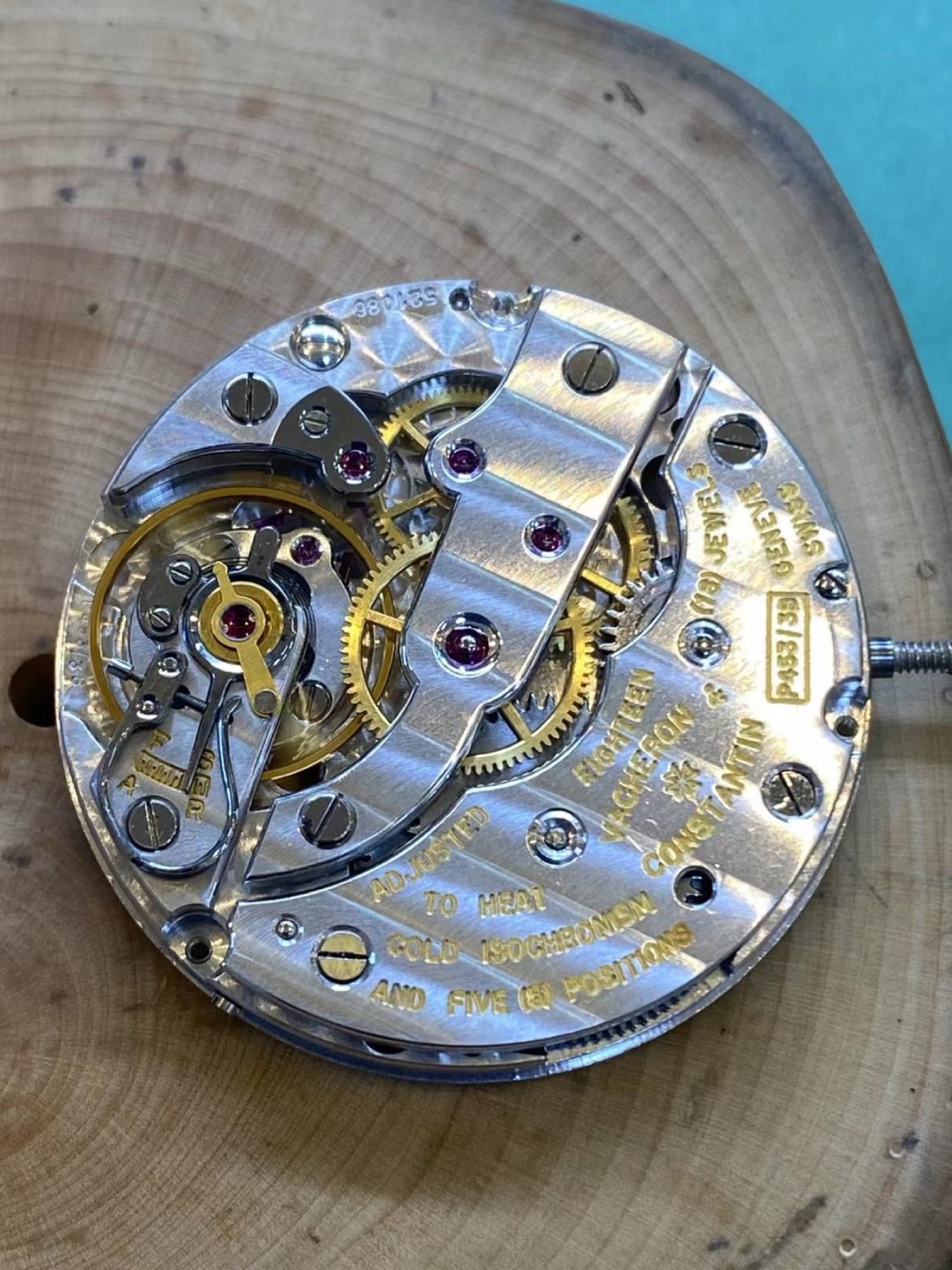 Calibre P453/3B, movement 521096, with its long train bridge and swan-neck regulator