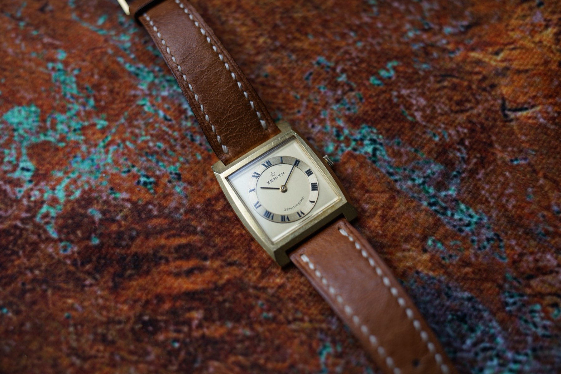 Zenith Zenitissimo case edge showing the bevelled finishing